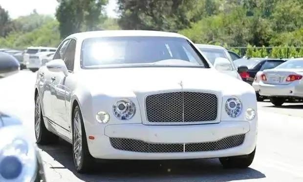 美媒列出了NBA球员中最昂贵的15辆豪车，詹姆斯拥有三辆。