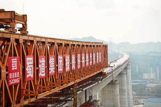 国内轨道交通施工领域跨度最大的矮塔斜拉桥合龙